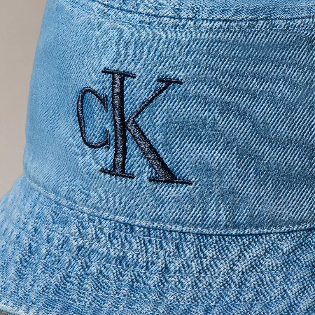 GORRA BUCKET CALVIN KLEIN AZUL DENIM LOGO BORDADO UNISEX ESTILO URBANO - 3