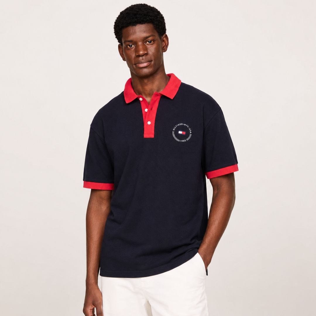 POLO TOMMY HILFIGER HOMBRE TEAM FLAG AZUL LOGOTIPO FRONTAL Y DISEÑO BANDERA POSTERIOR - 1