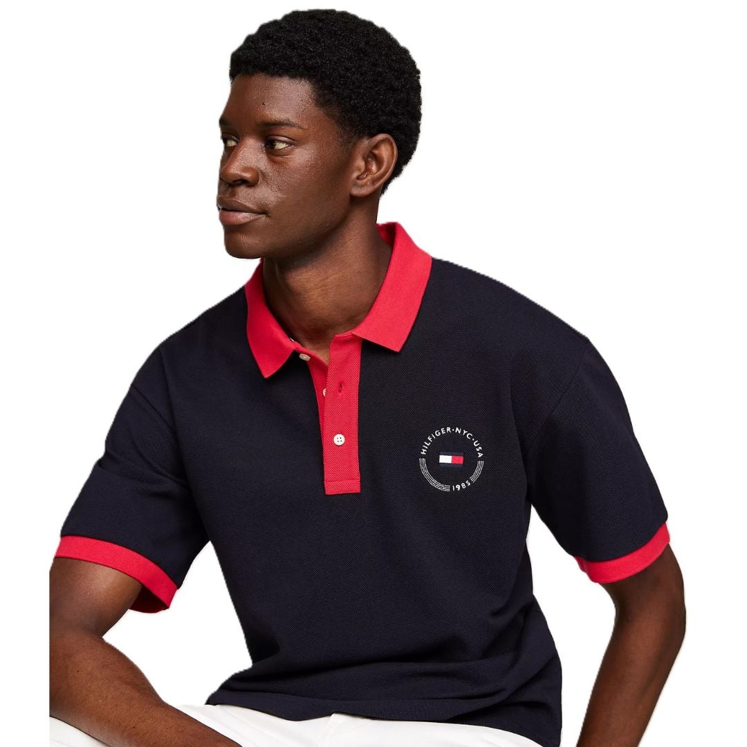 POLO TOMMY HILFIGER HOMBRE TEAM FLAG AZUL LOGOTIPO FRONTAL Y DISEÑO BANDERA POSTERIOR - 2