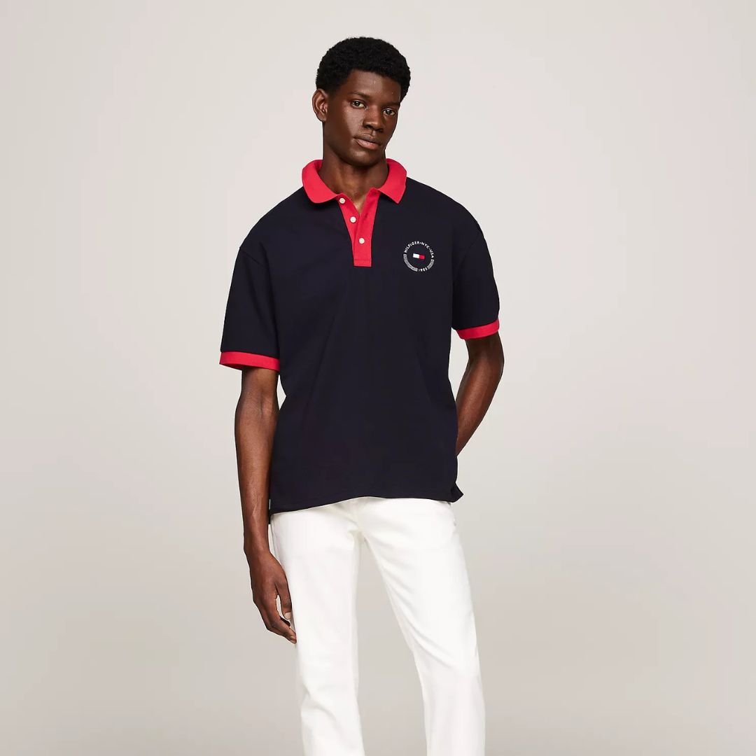 POLO TOMMY HILFIGER HOMBRE TEAM FLAG AZUL LOGOTIPO FRONTAL Y DISEÑO BANDERA POSTERIOR - 3