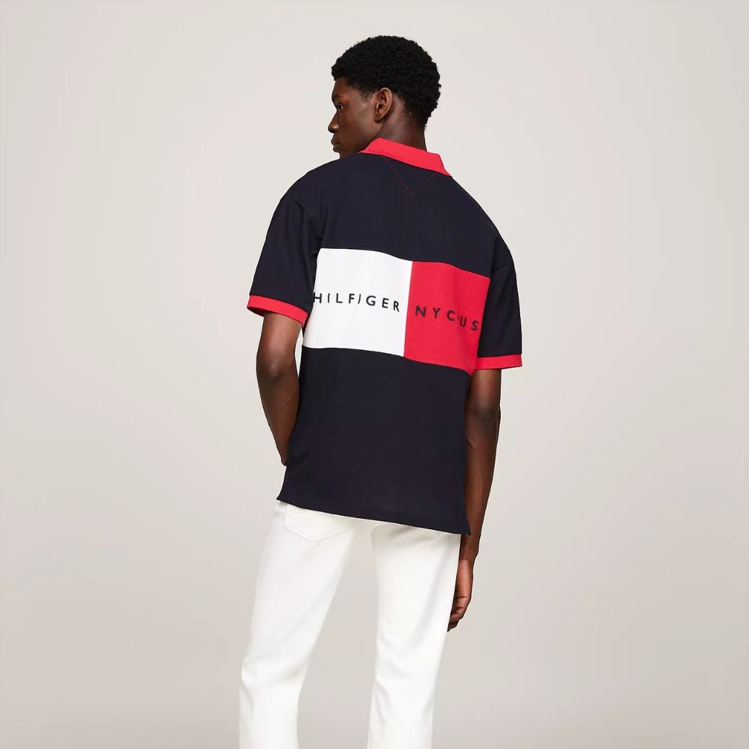 POLO TOMMY HILFIGER HOMBRE TEAM FLAG AZUL LOGOTIPO FRONTAL Y DISEÑO BANDERA POSTERIOR - 4