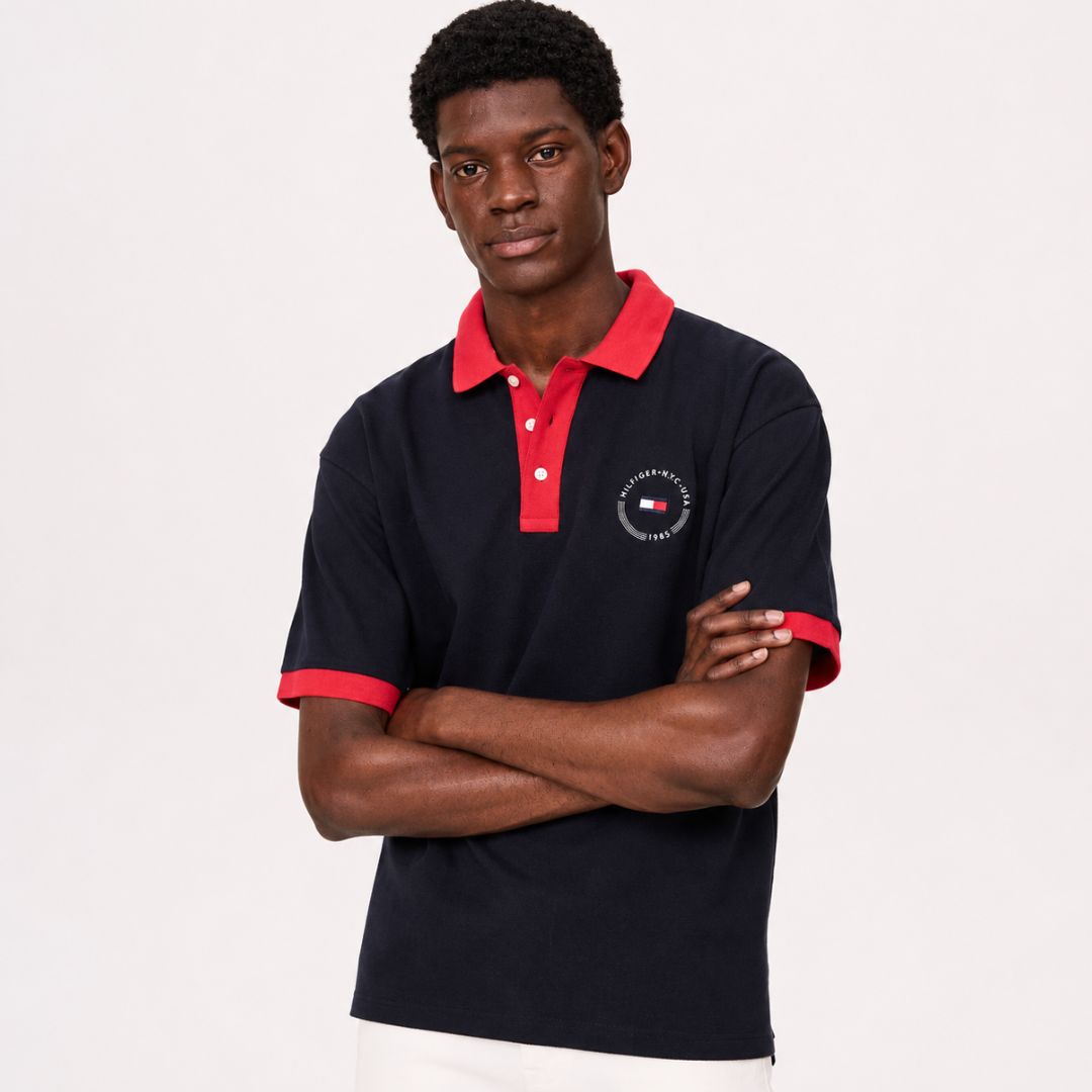 POLO TOMMY HILFIGER HOMBRE TEAM FLAG AZUL LOGOTIPO FRONTAL Y DISEÑO BANDERA POSTERIOR - 6