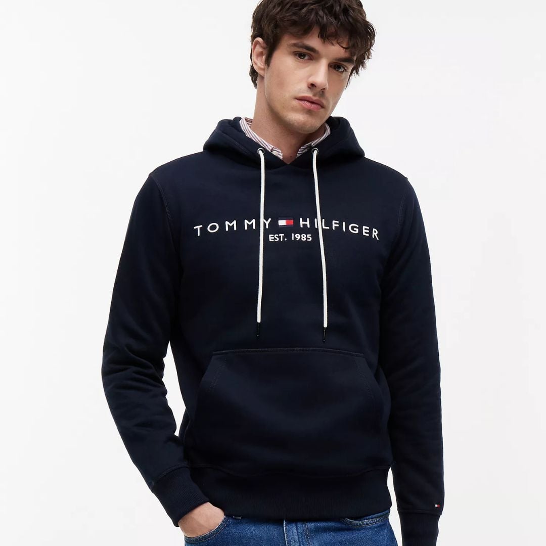 POLERA TOMMY HILFIGER HOMBRE LOGO BORDADO REGULAR FIT CON CAPUCHA - 1