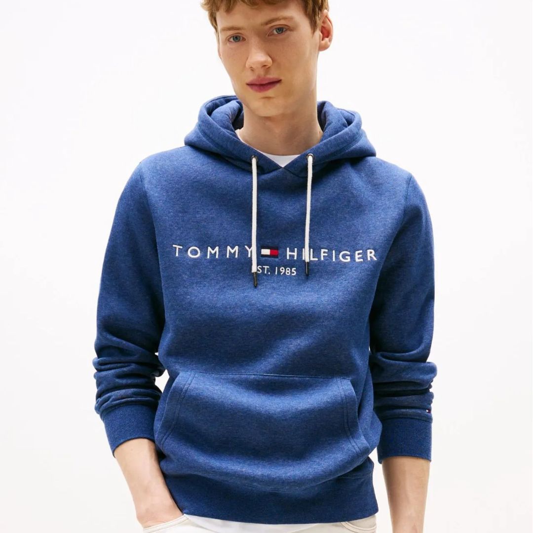 POLERA TOMMY HILFIGER HOMBRE LOGO BORDADO REGULAR FIT CON CAPUCHA - 1