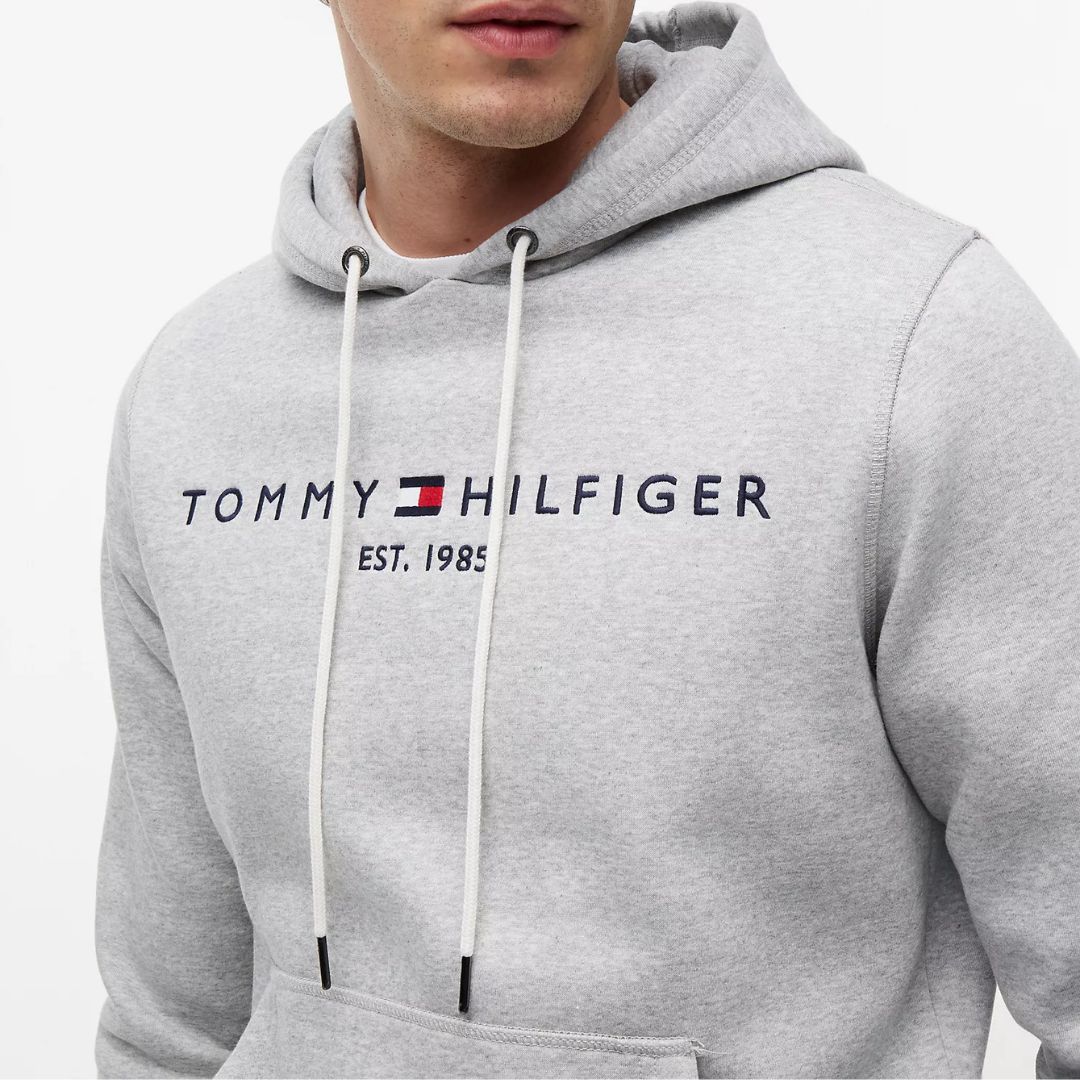 POLERA TOMMY HILFIGER HOMBRE LOGO BORDADO REGULAR FIT CON CAPUCHA - 2