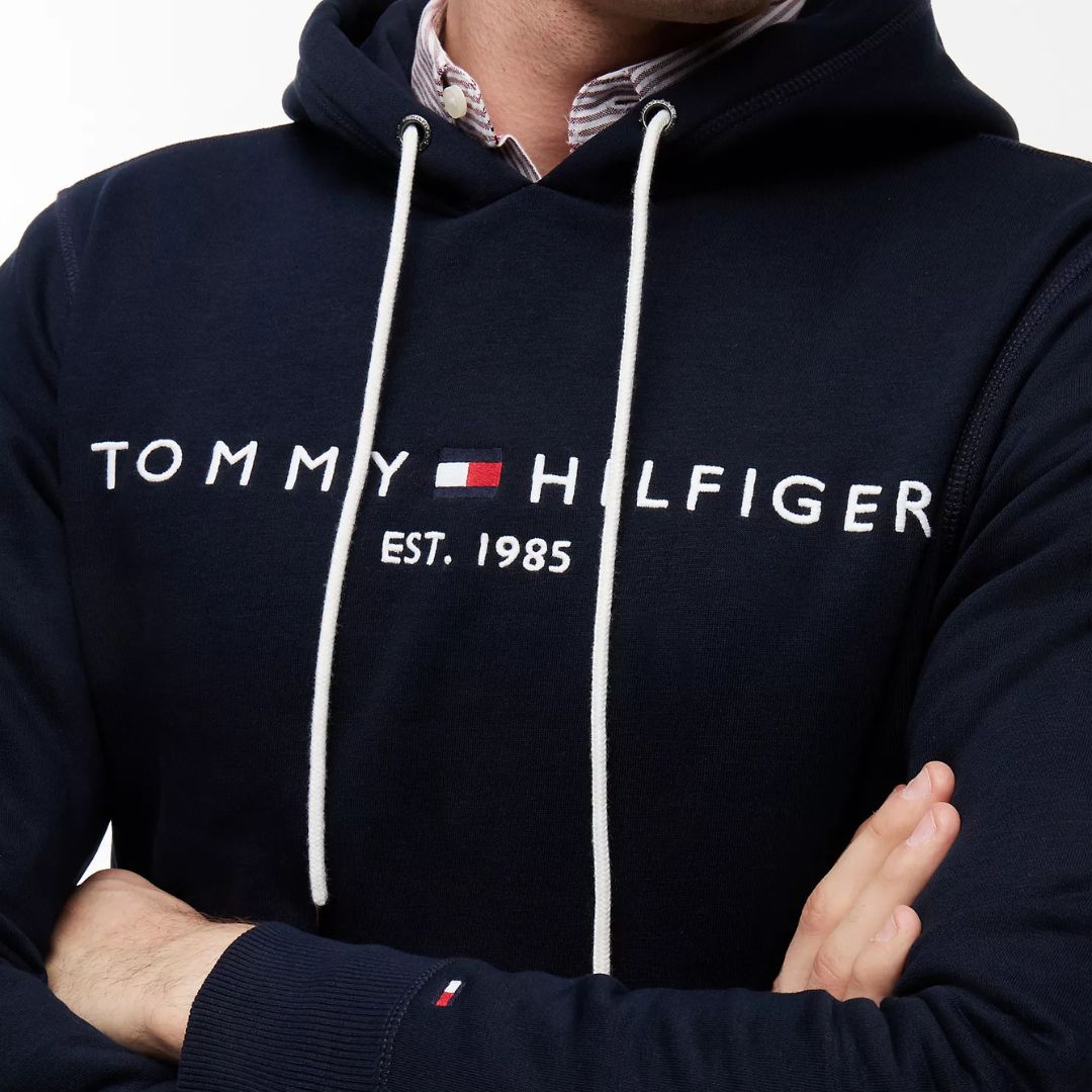 POLERA TOMMY HILFIGER HOMBRE LOGO BORDADO REGULAR FIT CON CAPUCHA - 2