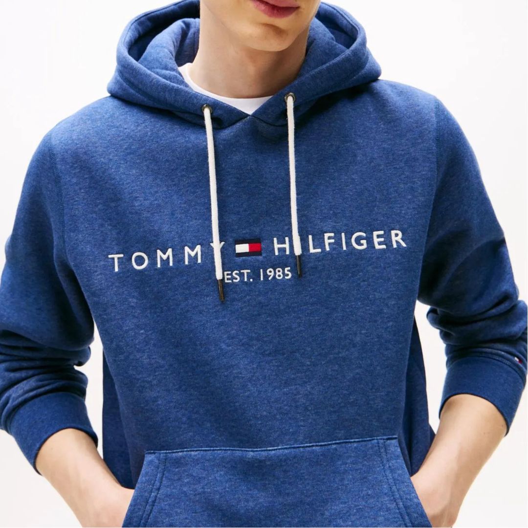POLERA TOMMY HILFIGER HOMBRE LOGO BORDADO REGULAR FIT CON CAPUCHA - 2