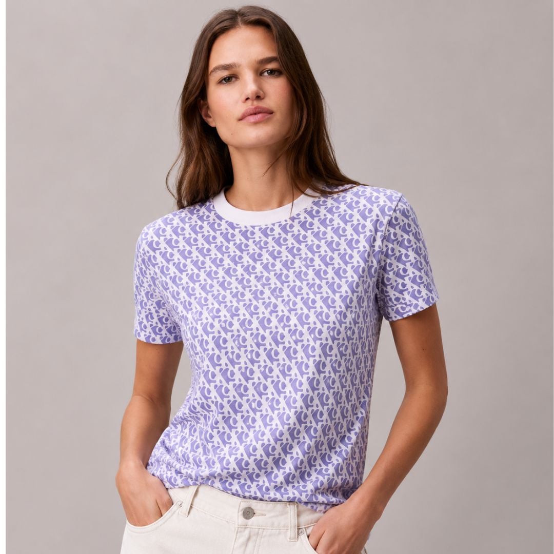 POLO CALVIN KLEIN MUJER ALLOVER LILA LOGO MONOGRAMA CK REGULAR FIT - 1