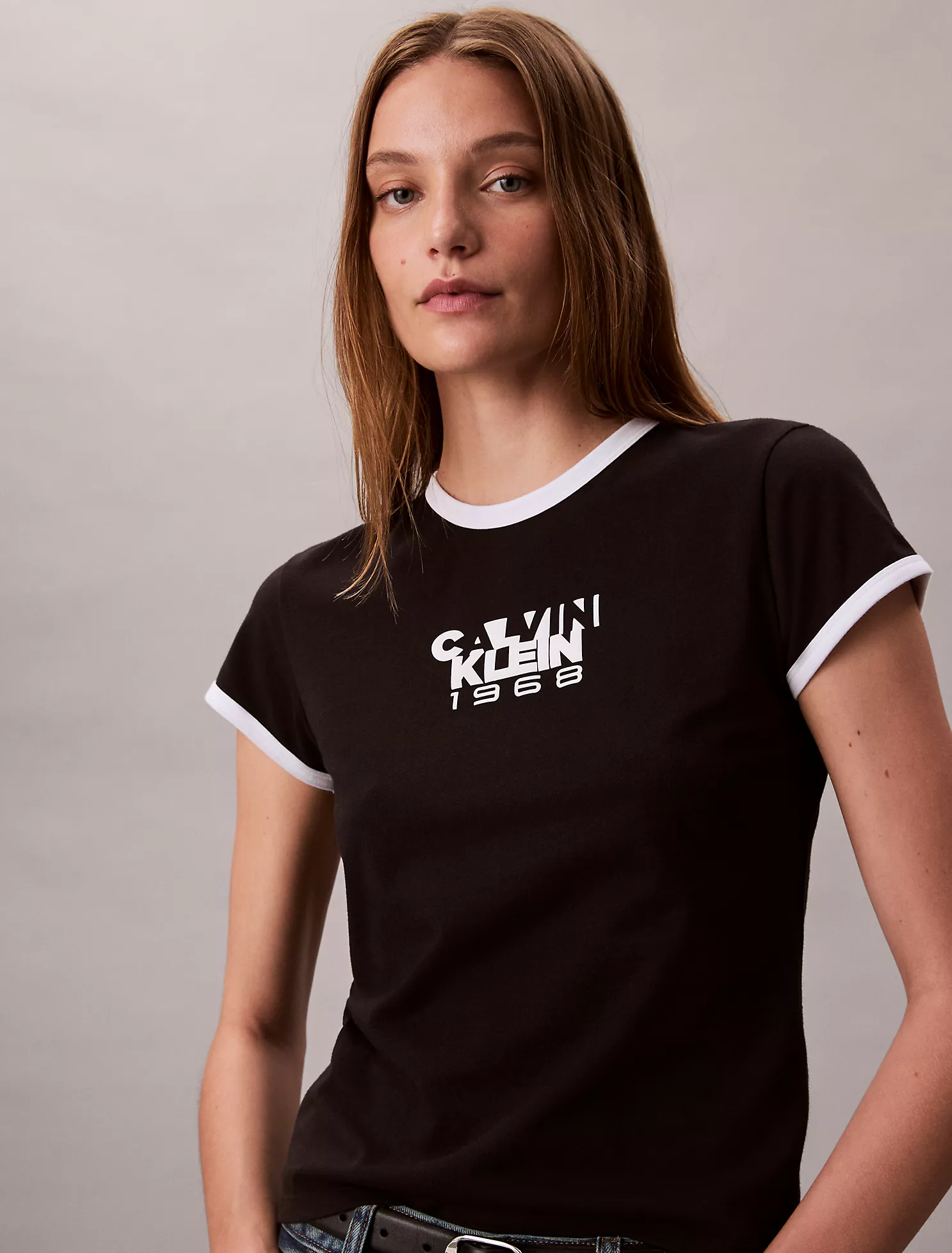 POLO CALVIN KLEIN MUJER LOGO 1968 SLIM FIT NEGRO MANGA CORTA - 1