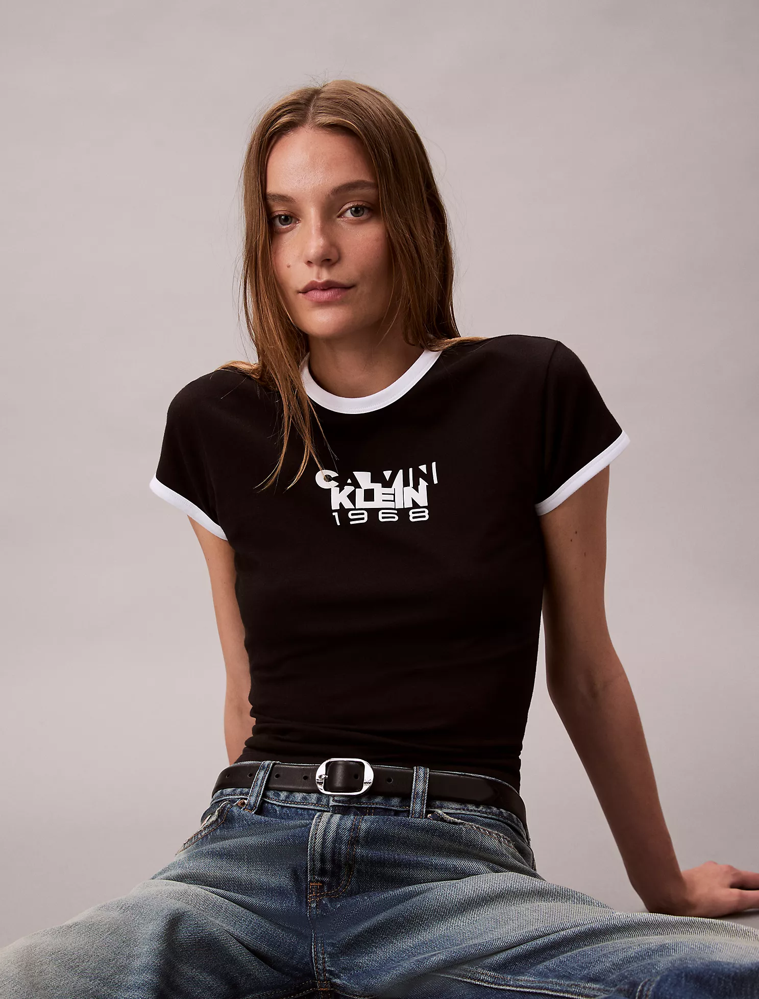 POLO CALVIN KLEIN MUJER LOGO 1968 SLIM FIT NEGRO MANGA CORTA - 2