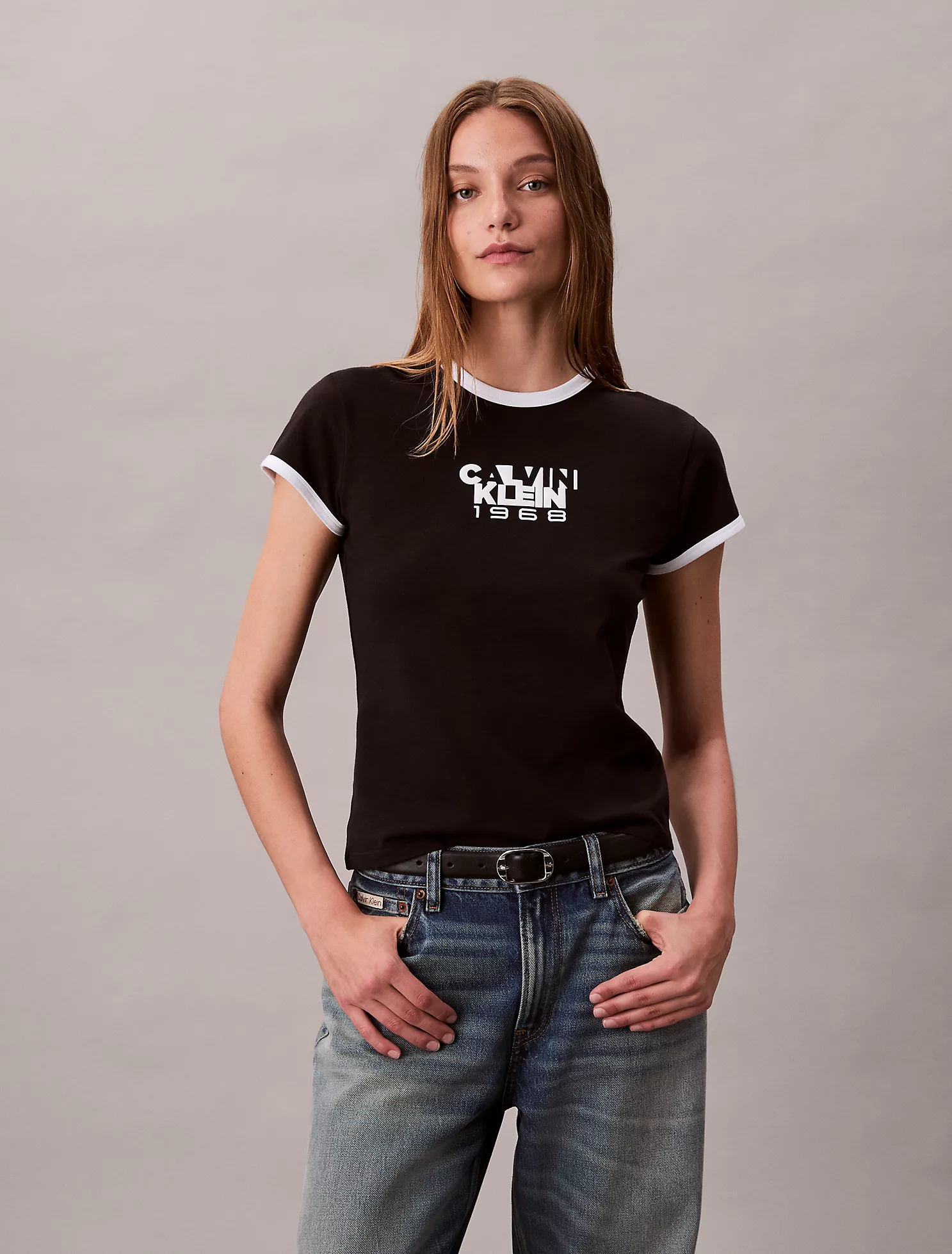 POLO CALVIN KLEIN MUJER LOGO 1968 SLIM FIT NEGRO MANGA CORTA - 4
