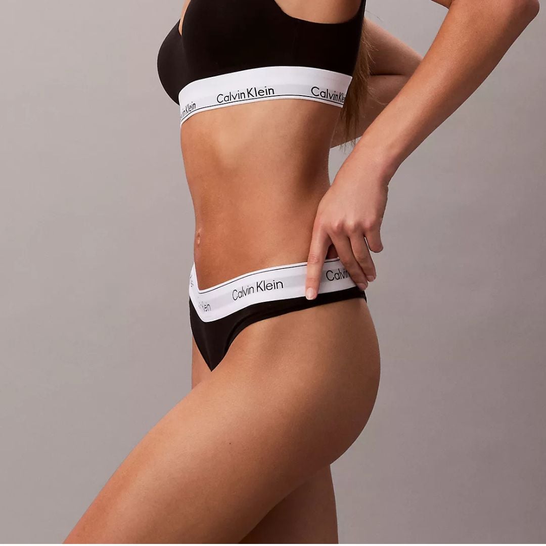 CALZÓN CALVIN KLEIN MUJER LOGO NEGRO CINTURA ELÁSTICA ESTILO TANGA - 4