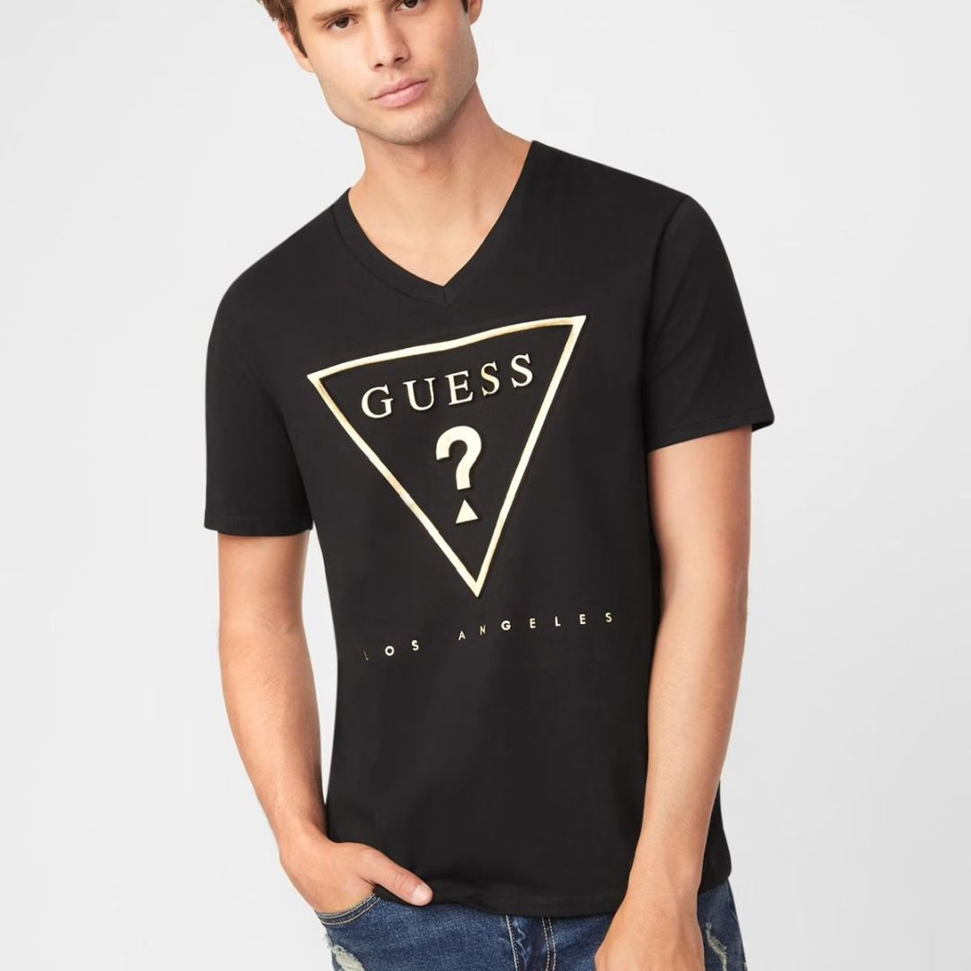 POLO GUESS HOMBRE TAFT LOGO TRIANGULAR NEGRO DORADO CUELLO V REGULAR FIT - 1