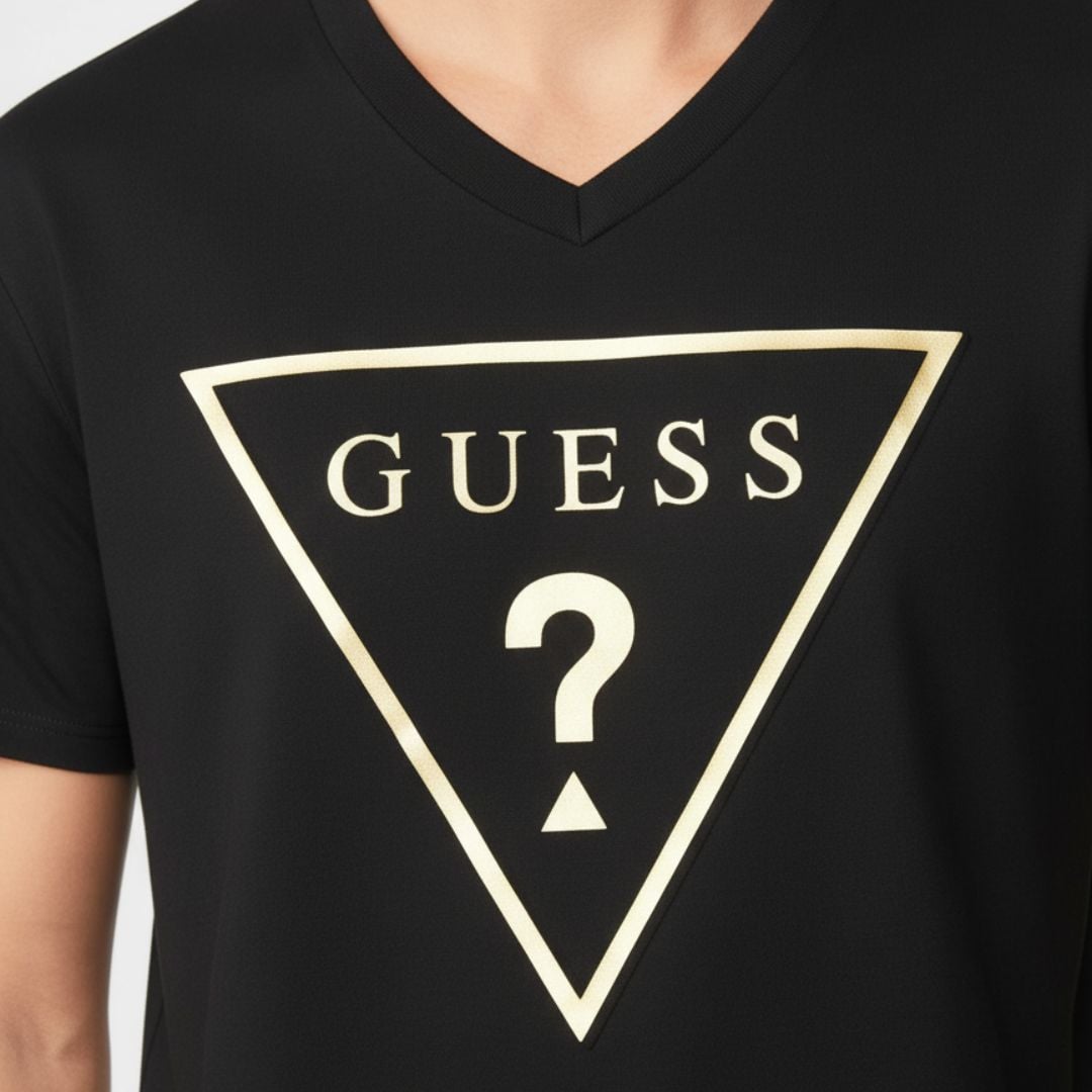 POLO GUESS HOMBRE TAFT LOGO TRIANGULAR NEGRO DORADO CUELLO V REGULAR FIT - 2