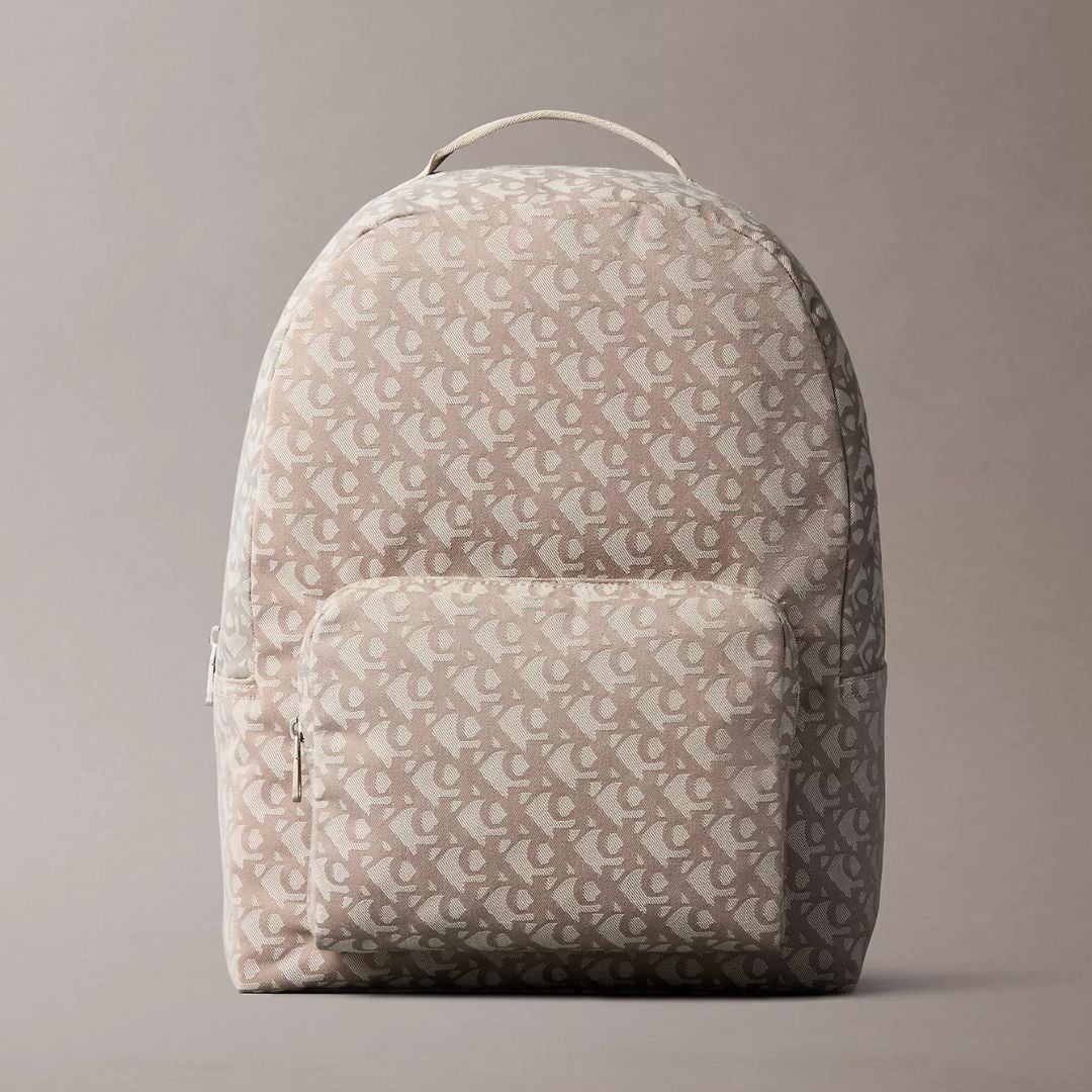 MOCHILA CALVIN KLEIN UNISEX MONOGRAM JACQUARD ZIP BACKPACK BEIGE LOGO - 1
