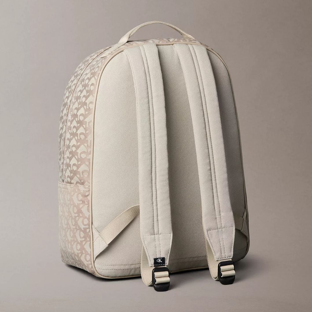 MOCHILA CALVIN KLEIN UNISEX MONOGRAM JACQUARD ZIP BACKPACK BEIGE LOGO - 2