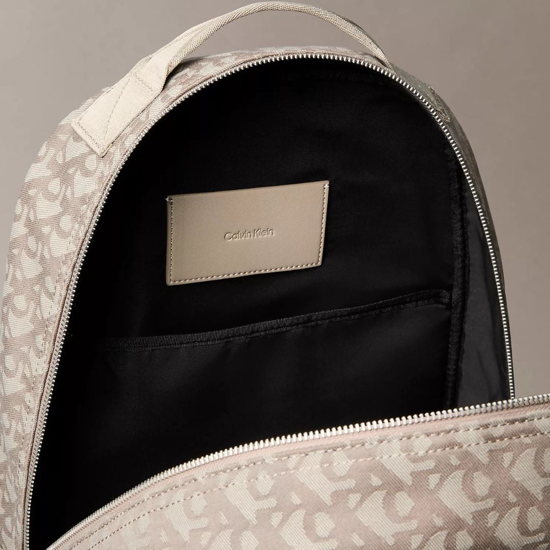 MOCHILA CALVIN KLEIN UNISEX MONOGRAM JACQUARD ZIP BACKPACK BEIGE LOGO - 3