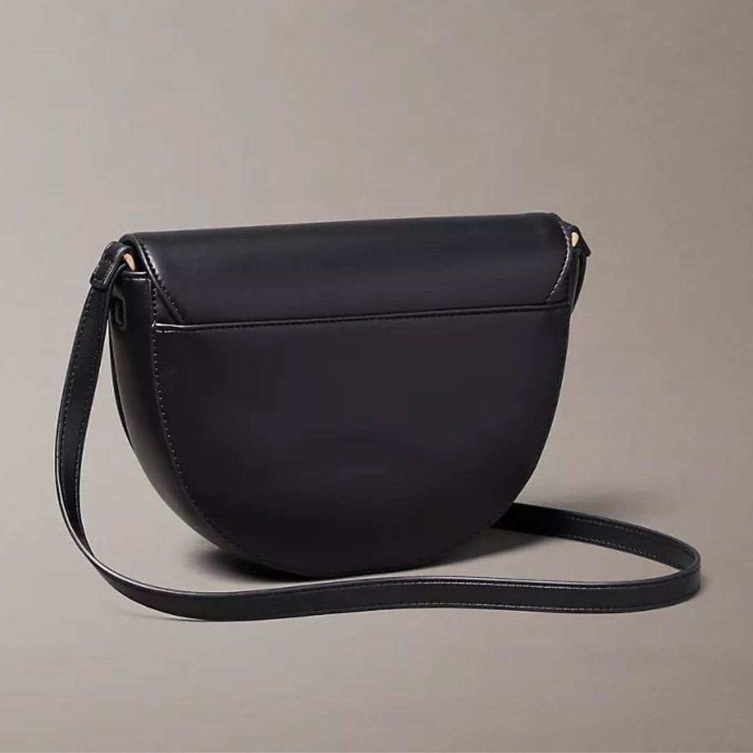 CARTERA CALVIN KLEIN MUJER EMBOSSED MONOGRAM SADDLE NEGRO LOGOTIPO FRONTAL - 2