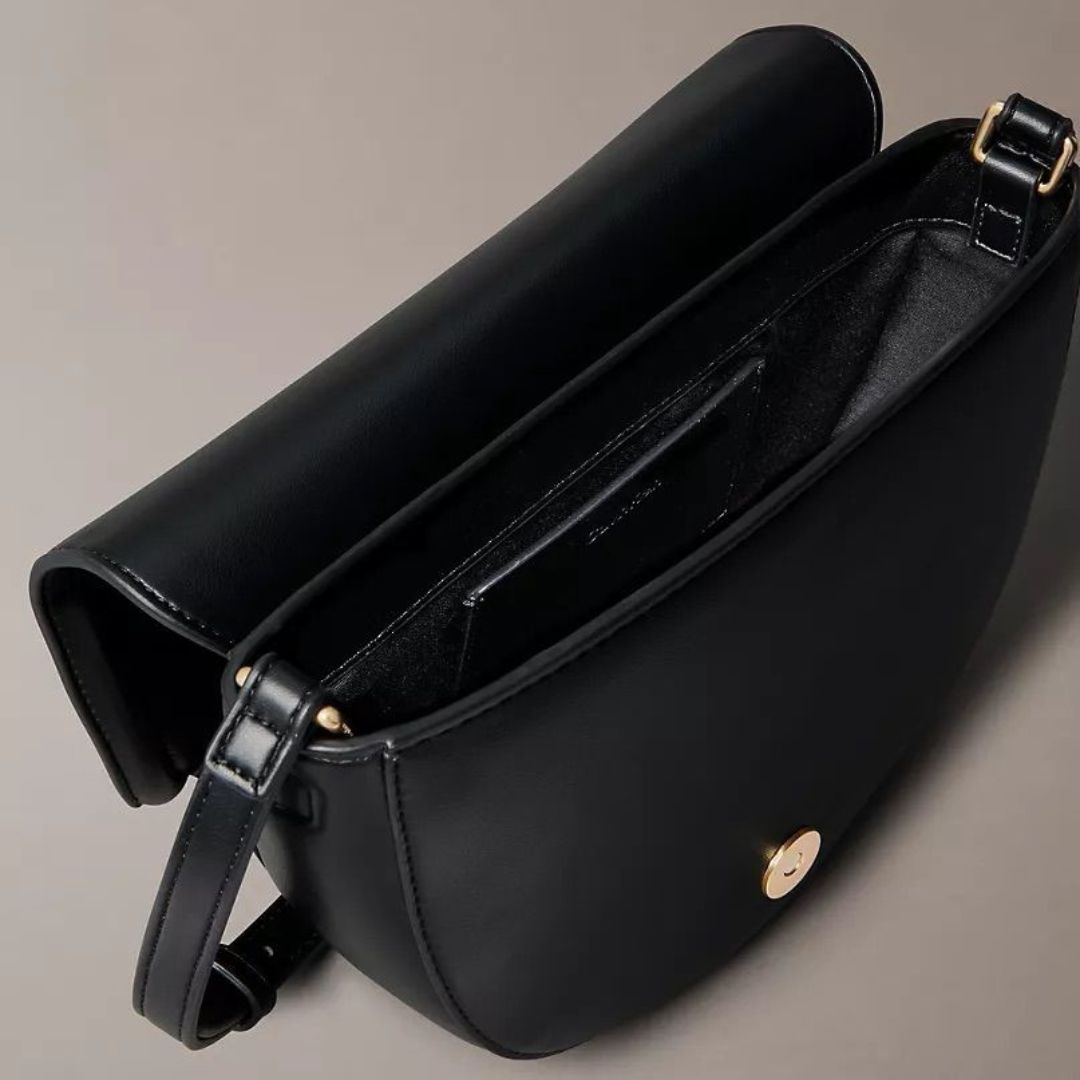 CARTERA CALVIN KLEIN MUJER EMBOSSED MONOGRAM SADDLE NEGRO LOGOTIPO FRONTAL - 3