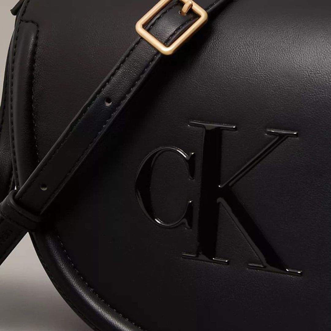 CARTERA CALVIN KLEIN MUJER EMBOSSED MONOGRAM SADDLE NEGRO LOGOTIPO FRONTAL - 4