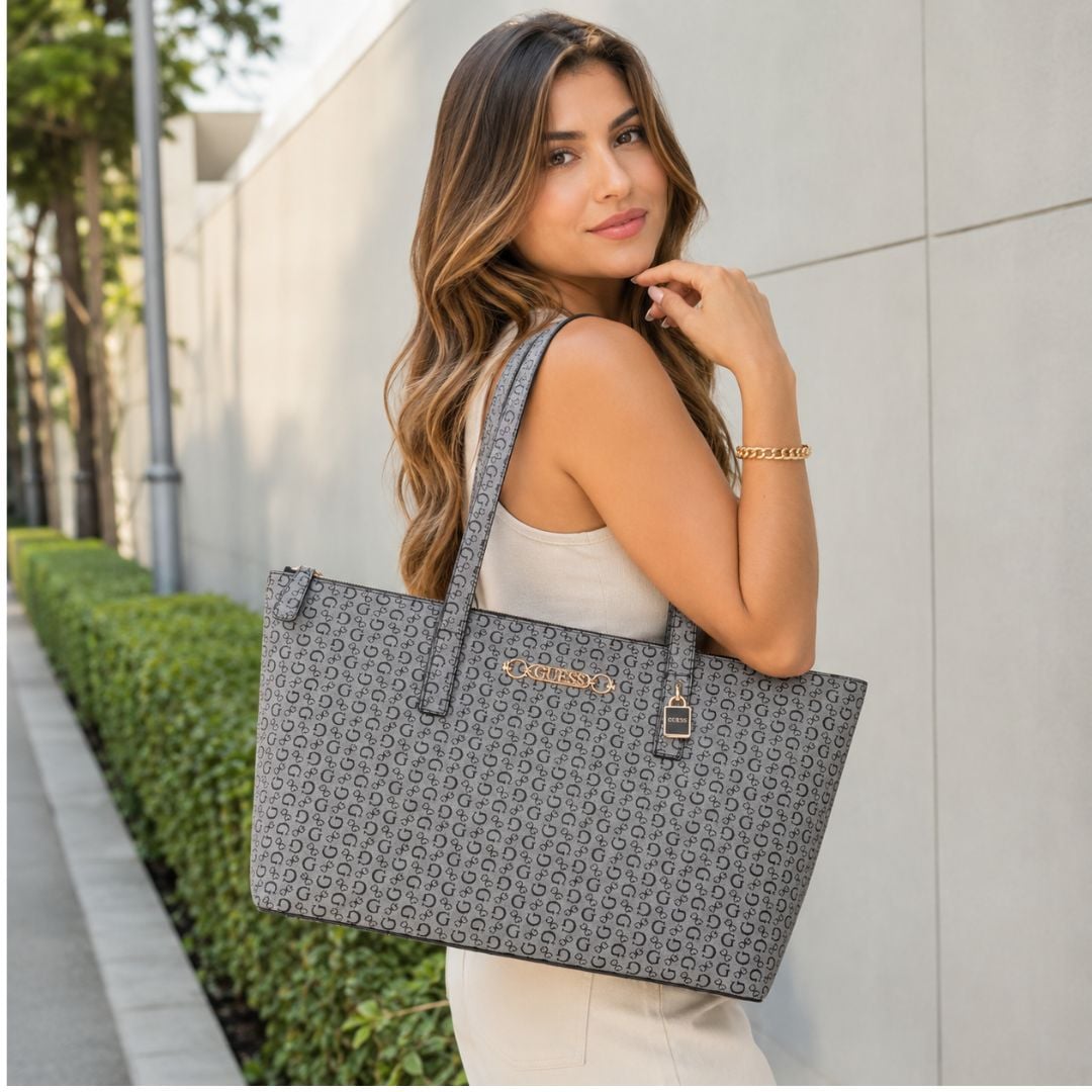 CARTERA TOTE GUESS MUJER AKOYA LOGO CARRYALL NEGRO MONOGRAMA - 2