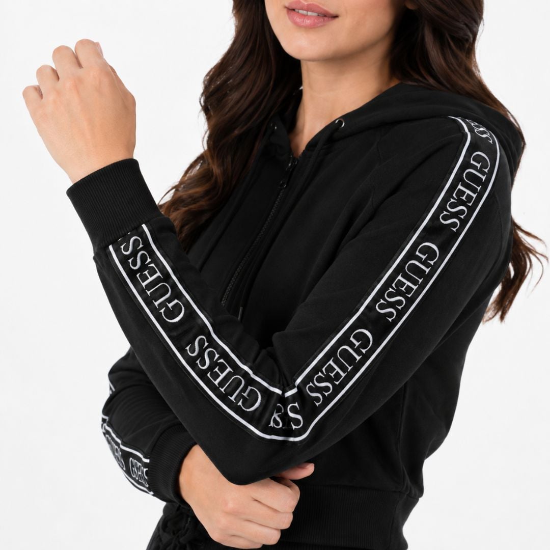 POLERA GUESS MUJER ANNALISE NEGRO CON CAPUCHA LOGO TAPE MANGA LARGA - 3
