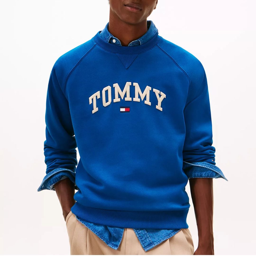 POLERA TOMMY HILFIGER HOMBRE VARSITY TOMMY LOGO AZUL RELAXED FIT - 1