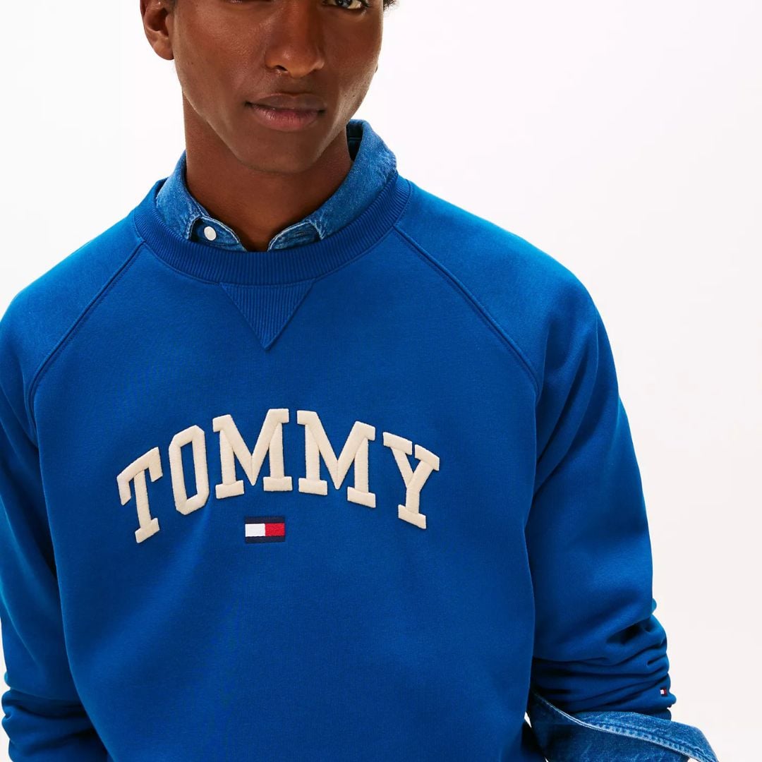 POLERA TOMMY HILFIGER HOMBRE VARSITY TOMMY LOGO AZUL RELAXED FIT - 2