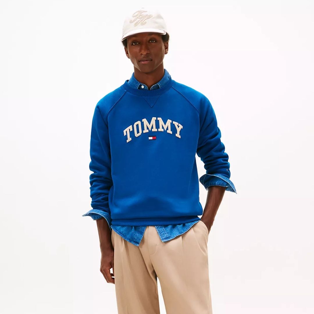 POLERA TOMMY HILFIGER HOMBRE VARSITY TOMMY LOGO AZUL RELAXED FIT - 3