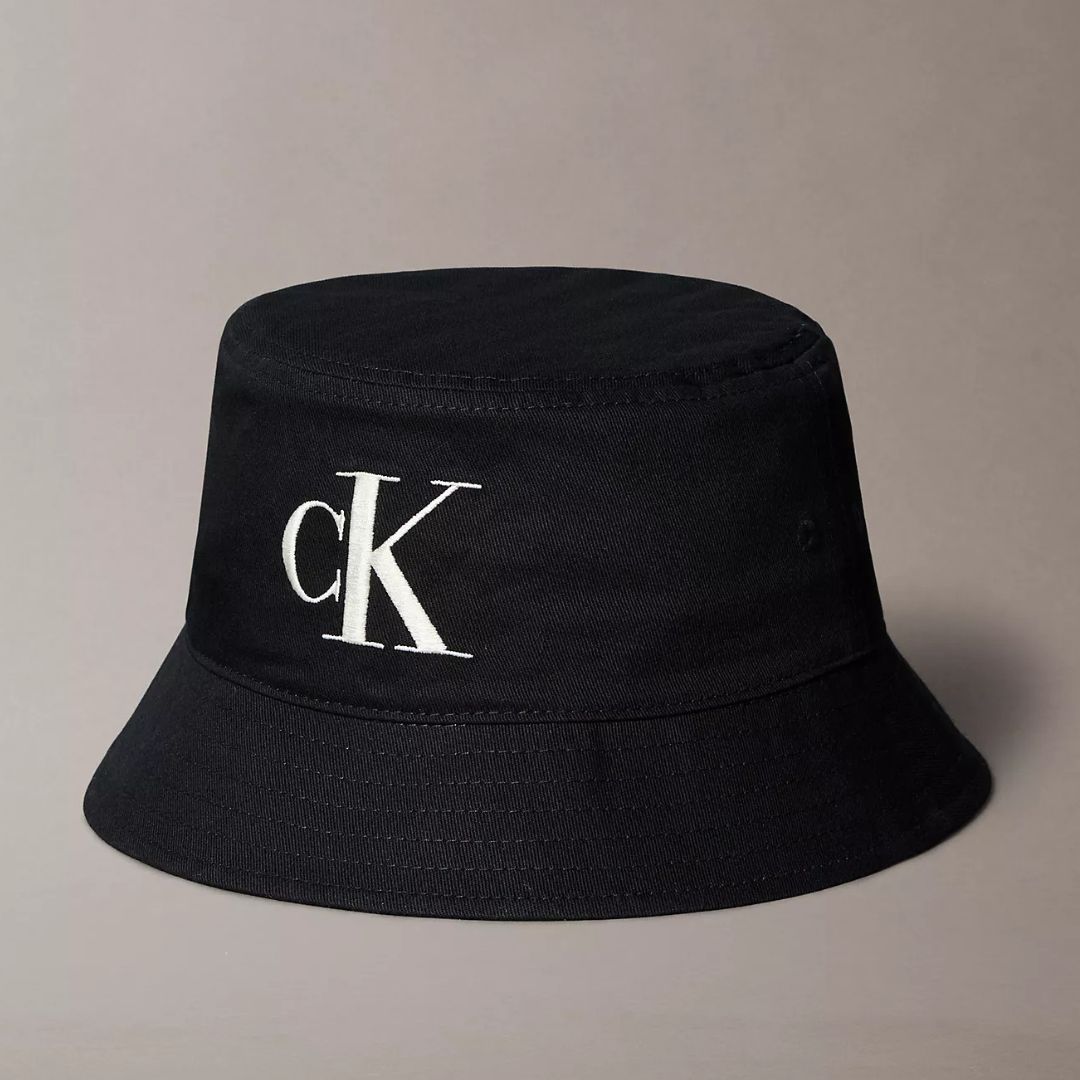 GORRA BUCKET CALVIN KLEIN UNISEX LOGO MONOGRAMA NEGRO BORDADO ESTILO URBANO - 1