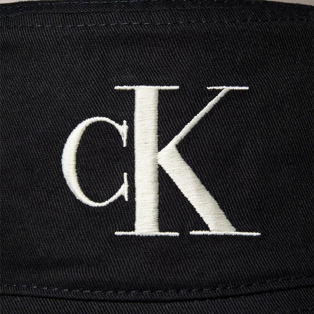 GORRA BUCKET CALVIN KLEIN UNISEX LOGO MONOGRAMA NEGRO BORDADO ESTILO URBANO - 4