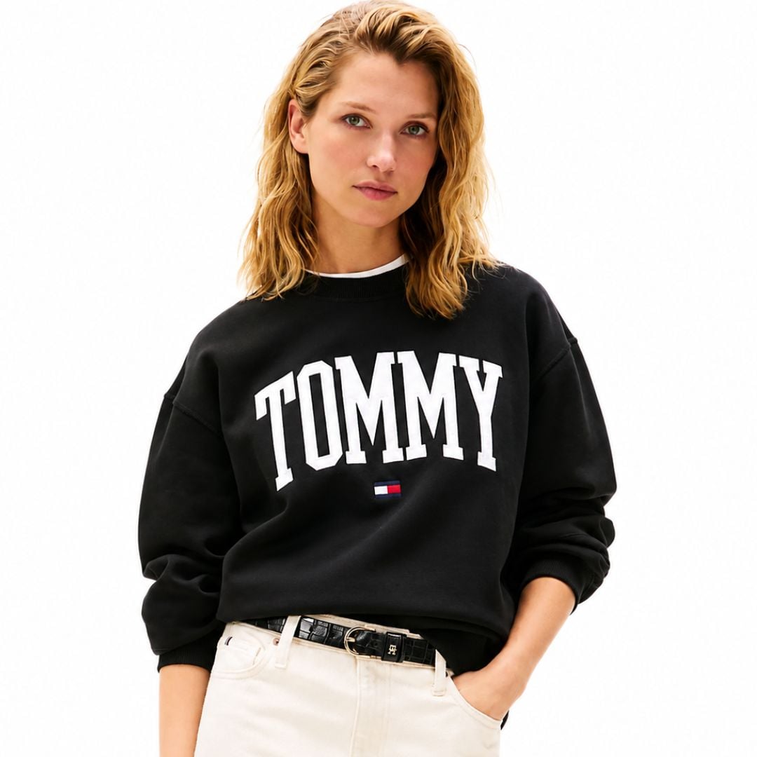 POLERA TOMMY HILFIGER MUJER VARSITY TOMMY NEGRA LOGO BORDADO PREMIUM - 1