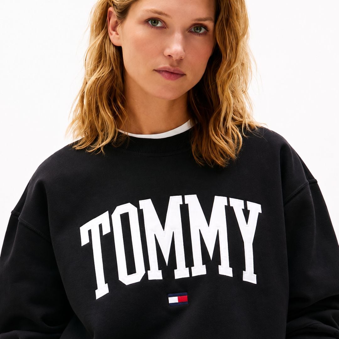 POLERA TOMMY HILFIGER MUJER VARSITY TOMMY NEGRA LOGO BORDADO PREMIUM - 2