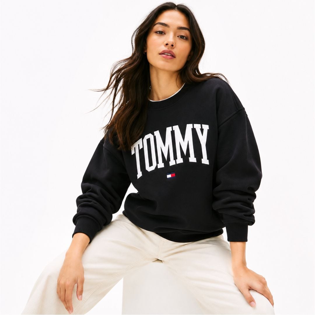 POLERA TOMMY HILFIGER MUJER VARSITY TOMMY NEGRA LOGO BORDADO PREMIUM - 4