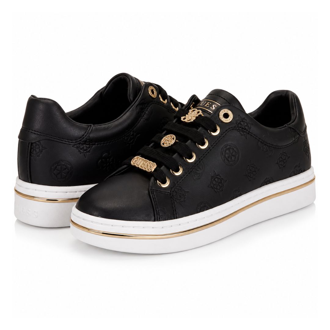 ZAPATILLAS GUESS STACEY MUJER MONOGRAMA GRABADO NEGRO CON HERRAJES DORADOS - 1
