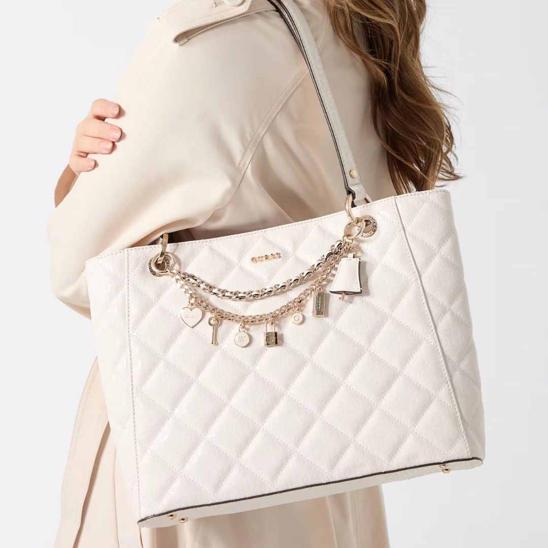 CARTERA GUESS MUJER LIBBY QUILTED SHOPPER BLANCO ACOLCHADO CADENA CHARM TOTE - 2