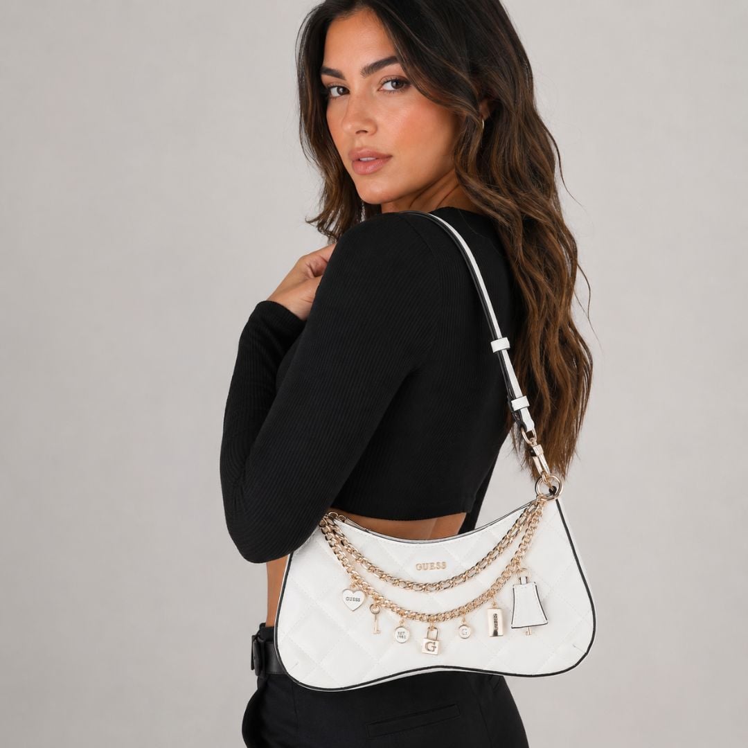 CARTERA GUESS MUJER LIBBY TOP ZIP SHOULDER BLANCO ACOLCHADO CADENA CHARM MONOGRAMA ACHAROLADO - 4