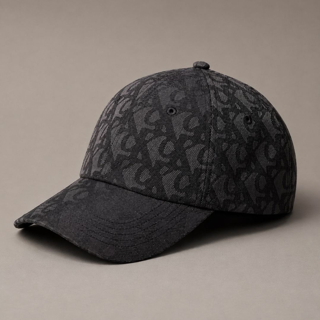 GORRA CALVIN KLEIN ALLOVER BASEBALL NEGRO MONOGRAMA EN RELIEVE VISERA CURVA - 1
