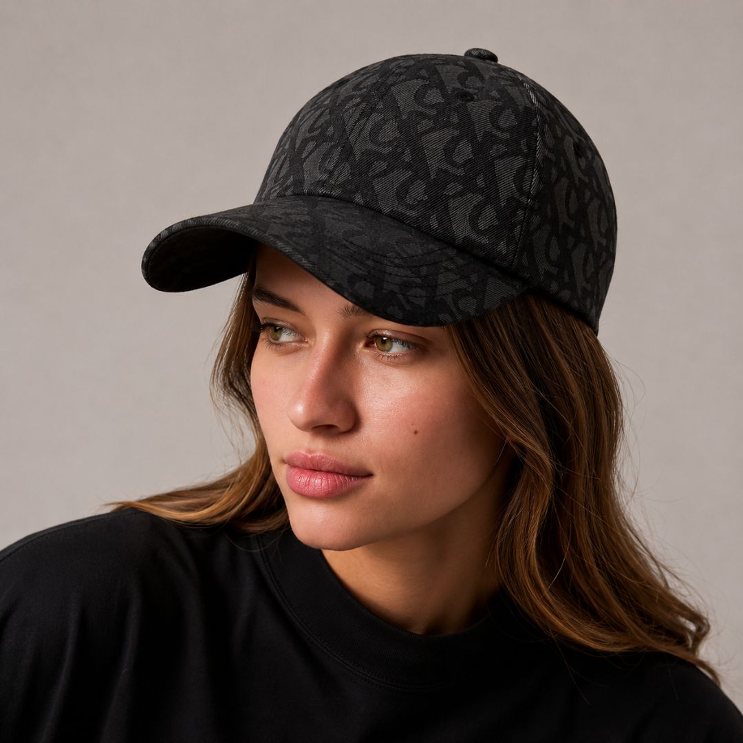 GORRA CALVIN KLEIN ALLOVER BASEBALL NEGRO MONOGRAMA EN RELIEVE VISERA CURVA - 4