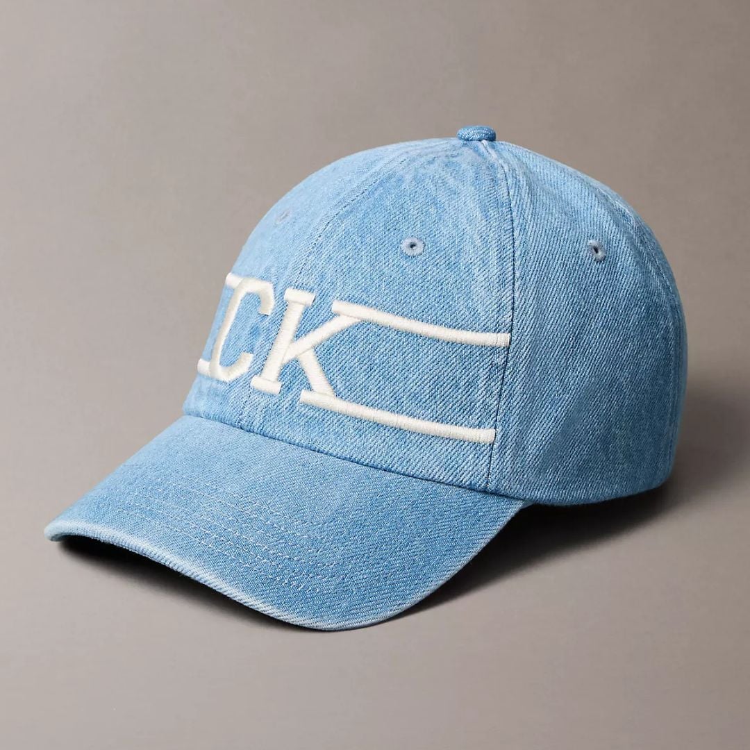 GORRA CALVIN KLEIN UNISEX DENIM VARSITY LOGO MONOGRAMA CELESTE LOGO BORDADO - 1