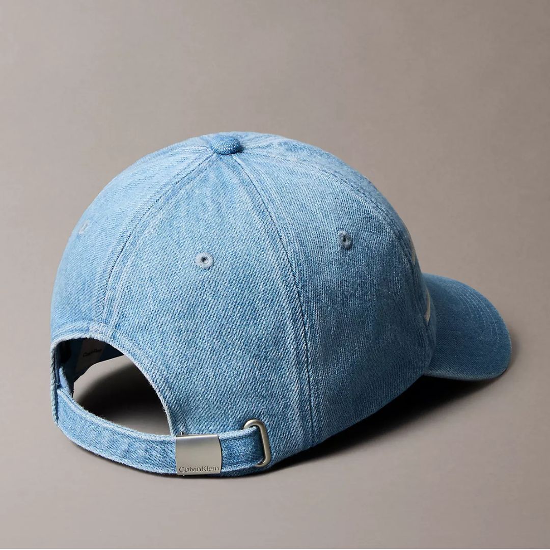 GORRA CALVIN KLEIN UNISEX DENIM VARSITY LOGO MONOGRAMA CELESTE LOGO BORDADO - 2
