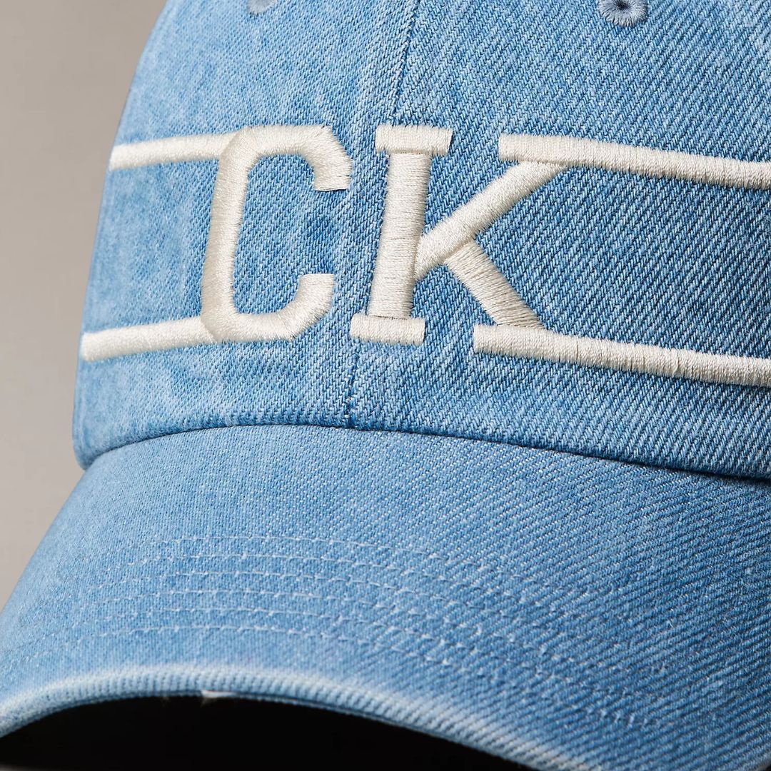 GORRA CALVIN KLEIN UNISEX DENIM VARSITY LOGO MONOGRAMA CELESTE LOGO BORDADO - 3