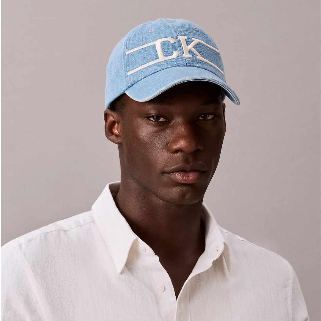 GORRA CALVIN KLEIN UNISEX DENIM VARSITY LOGO MONOGRAMA CELESTE LOGO BORDADO - 4