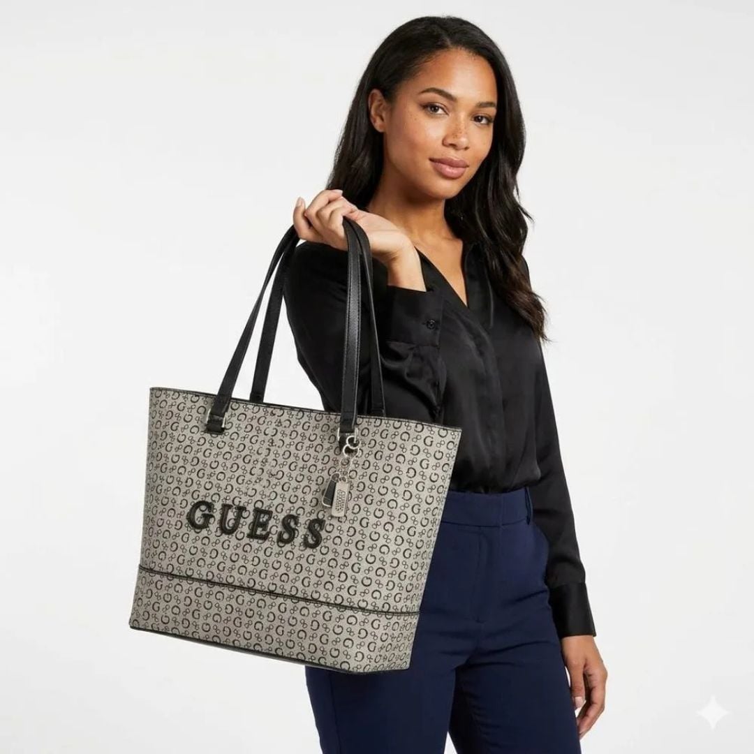 CARTERA GUESS MUJER RODNEY LOGO TOTE BAG NEGRO MONOGRAMA CHARM METÁLICO - 3