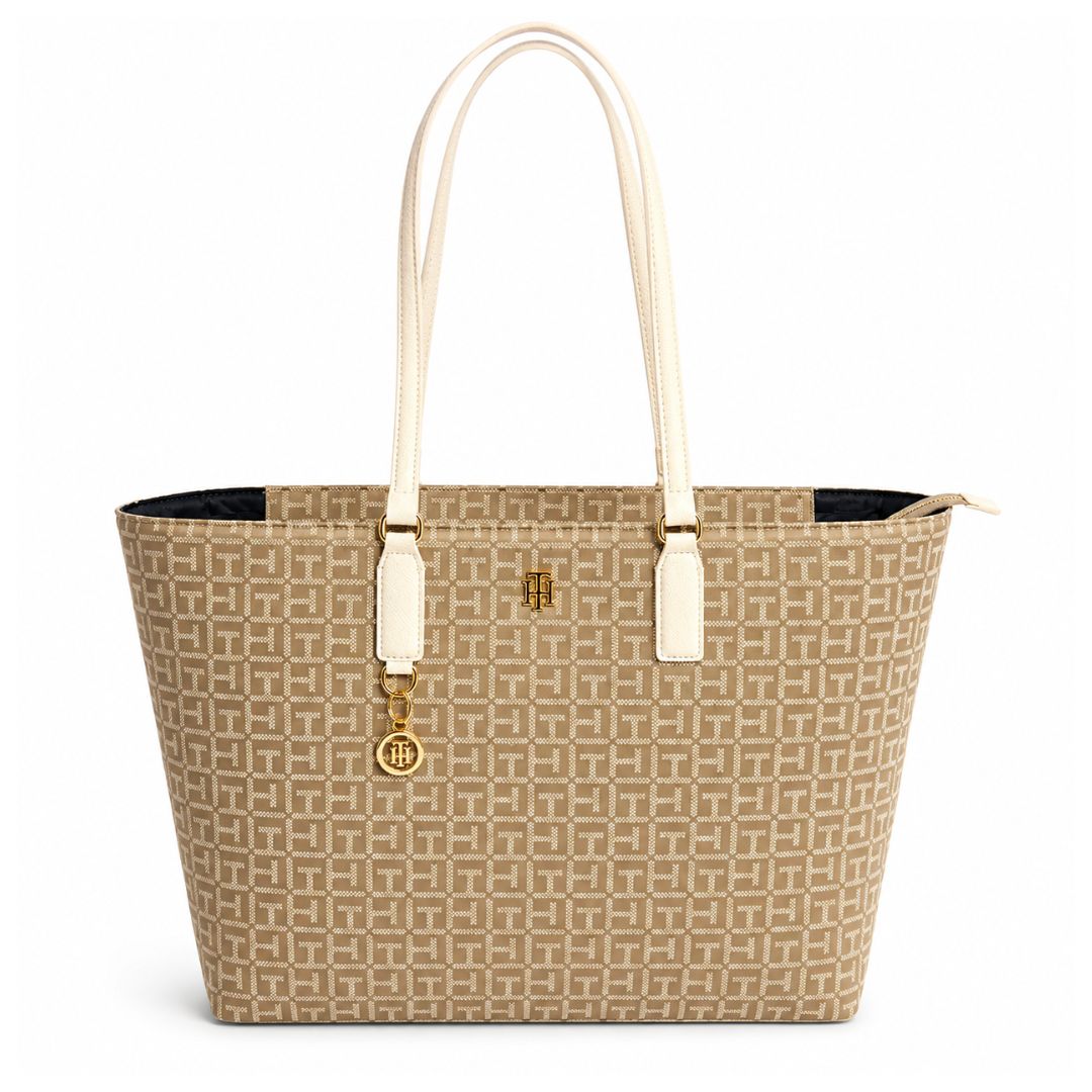 CARTERA TOMMY HILFIGER MUJER TEXTURE TOTE BAG BEIGE MONOGRAMA TH LOGO CHARM - 1