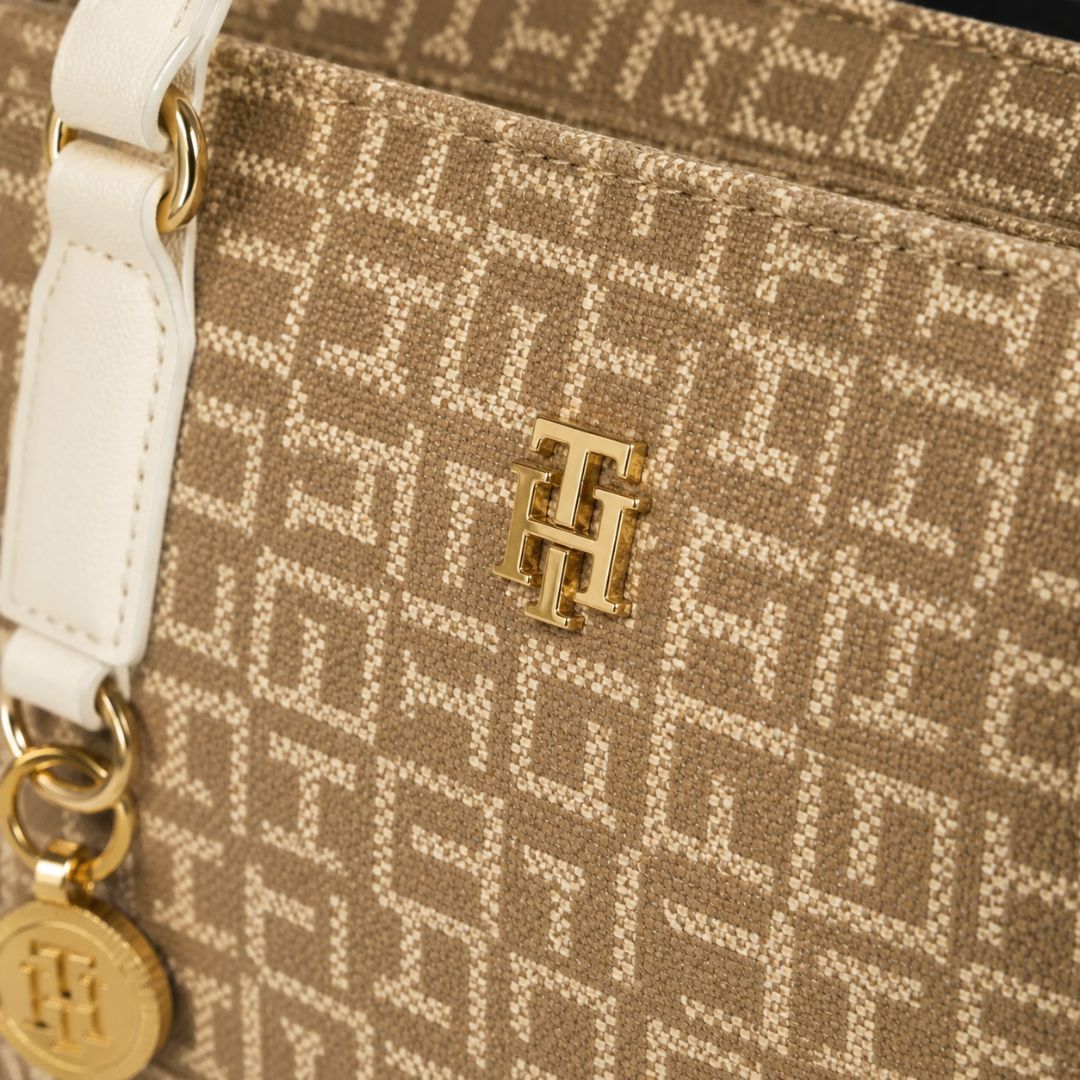 CARTERA TOMMY HILFIGER MUJER TEXTURE TOTE BAG BEIGE MONOGRAMA TH LOGO CHARM - 3