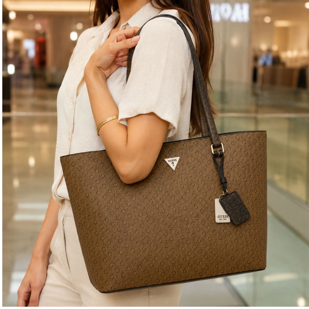 CARTERA GUESS MUJER JILLIAN TOTE MARRÓN LOGO MONOGRAM CHARM PLATEADO - 4