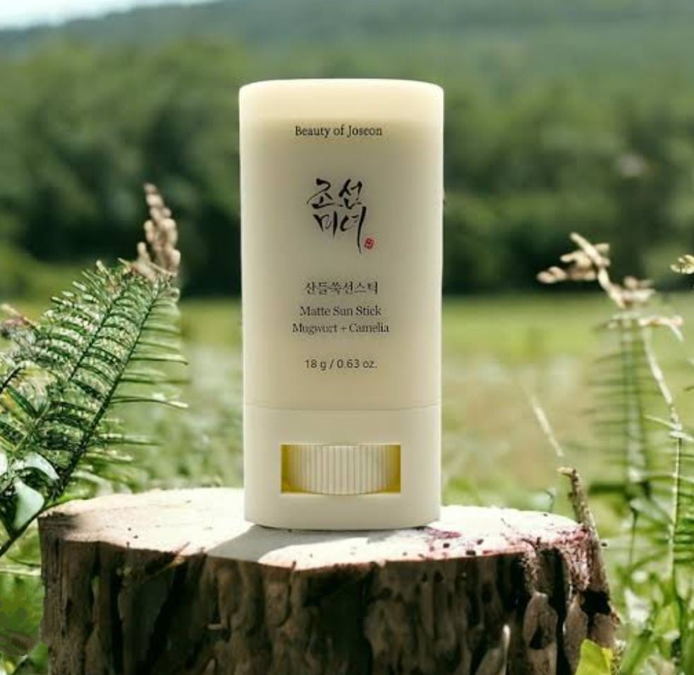 BLOQUEADOR FACIAL BEAUTY OF JOSEON MATTE SUN STICK MUGWORT+ CAMELIA SPF 50+ PA++++ - 1
