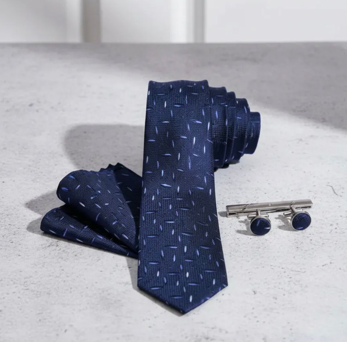 SET CORBATA PISA CORBATA GEMELOS Y PAÑUELO AZUL CON FIGURAS - 3