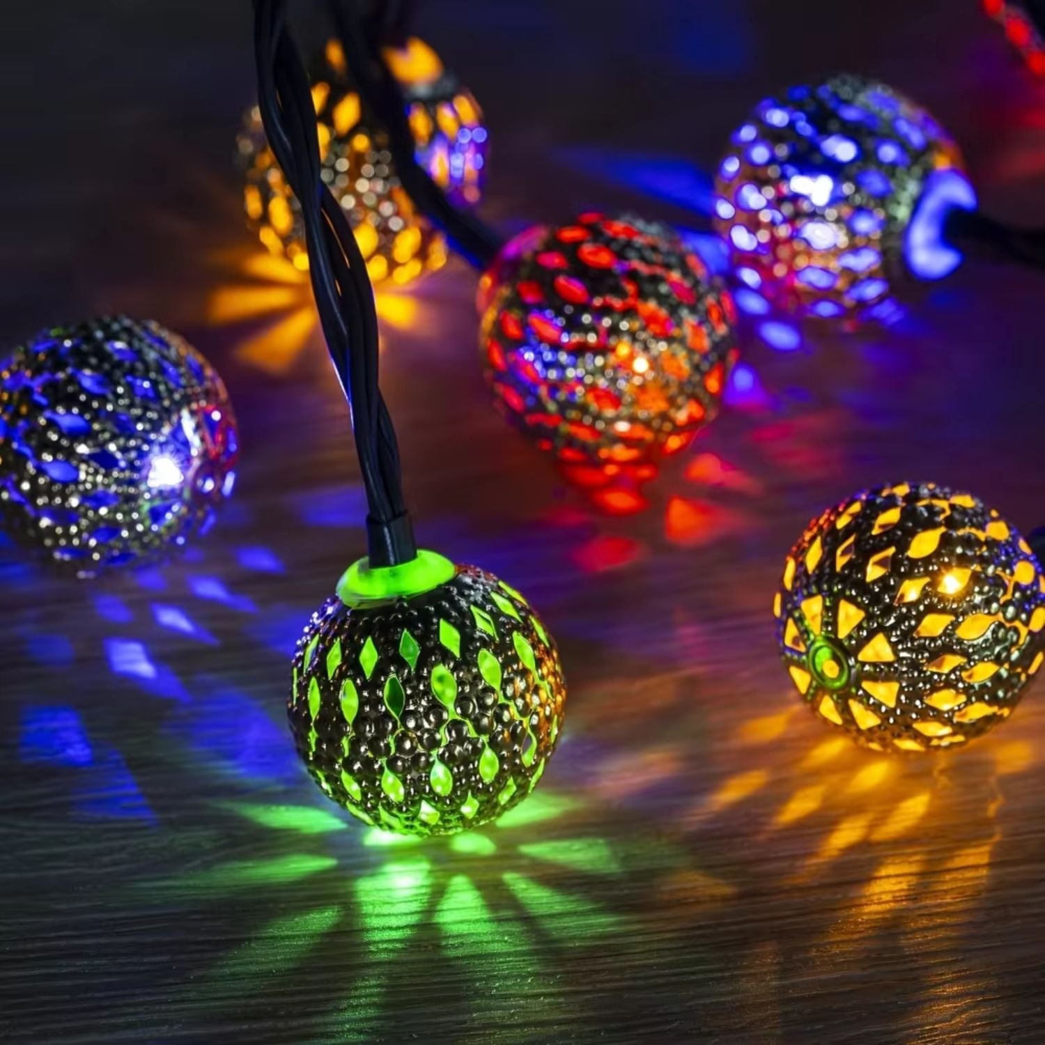 GUIRNALDA DE ESFERAS METÁLICAS LED MULTICOLOR CON CABLE TRANSPARENTE 5 M - 5